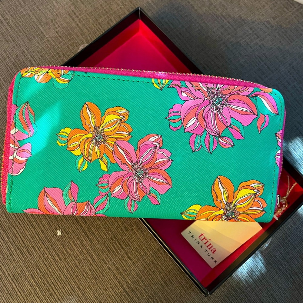 Trina Turk green floral long full bill wallet. Zipper closure New in Box
